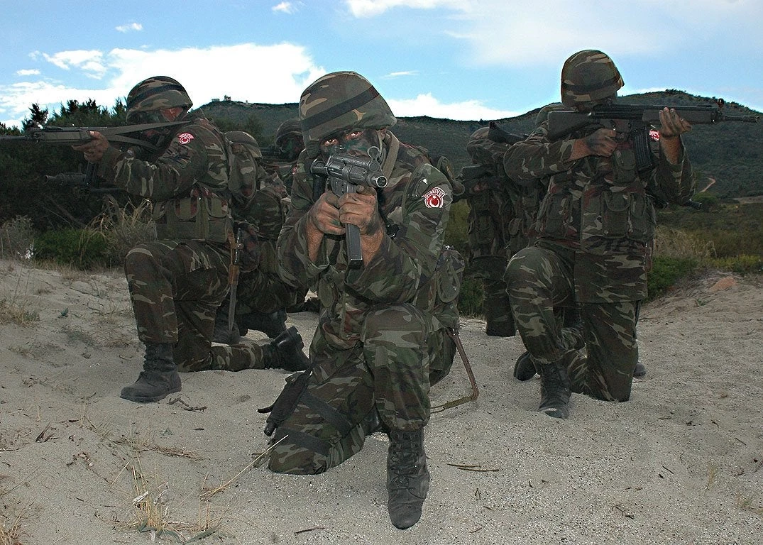 Bίντεο-ντοκουμέντο: Τούρκοι στρατιώτες απειλούν με τα όπλα τους Ε/Κ – Σκηνές βγαλμένες από την εισβολή του Αττίλα στη Κύπρο